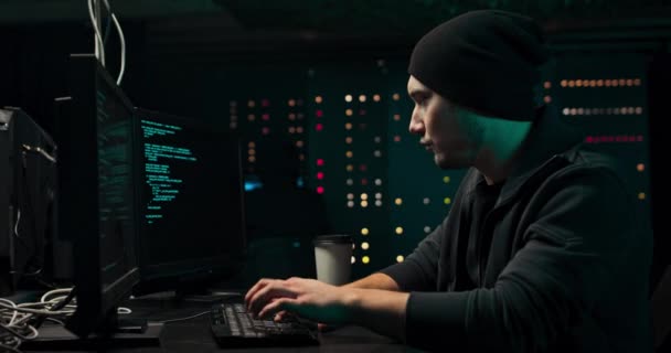 Ein nervöser Hacker mit Augenringen schlägt nervenstark auf den Tisch — Stockvideo