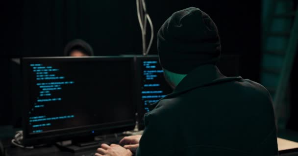 Hacker está usando la computadora para organizar un ataque masivo de violación de datos en servidores corporativos en los que están — Vídeos de Stock