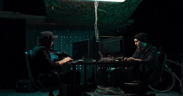 Equipo de hackers organizan ataque de virus avanzado en servidores corporativos que trabajan juntos Lugar es — Vídeo de stock