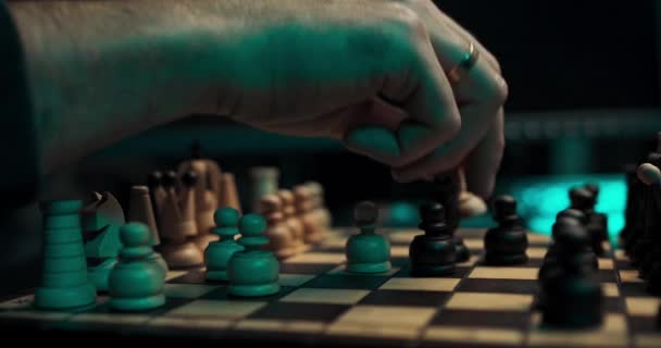 Primer plano de manos hackers colegas jugando juego de ajedrez para el análisis de desarrollo nueva estrategia cibernética — Vídeo de stock