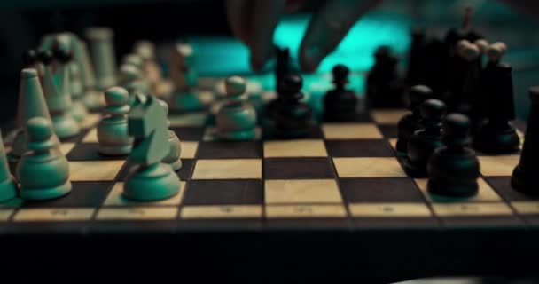 Zbliżenie ręce hakerów koledzy grać w szachy do analizy rozwoju nowej strategii cyber — Wideo stockowe