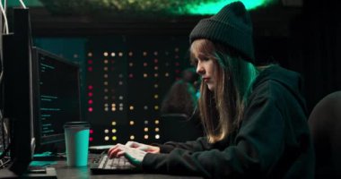 Konformist olmayan Genç Hacker Kız Saldırısı Şirket Sunucuları Kahvesini İçen Bilgisayar Kadın Hacker 'ı kullanarak