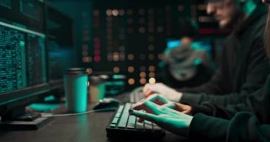 Virüs yazılım ve bilgisayar arayüzü kullanarak kripto para dolandırıcılığı yapan hackerlar Blokchain siber saldırısı, ddos ve kötü amaçlı yazılım