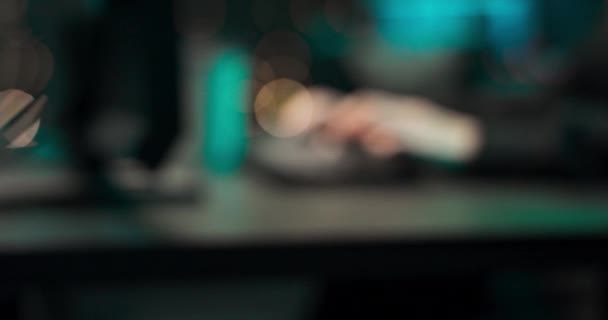 Close-up de uma jovem hackers mãos escrevendo malware em um teclado de computador em — Vídeo de Stock