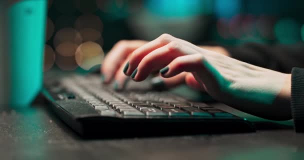Gros plan d'une jeune femme pirates mains écrivant des logiciels malveillants sur un clavier d'ordinateur dans — Video