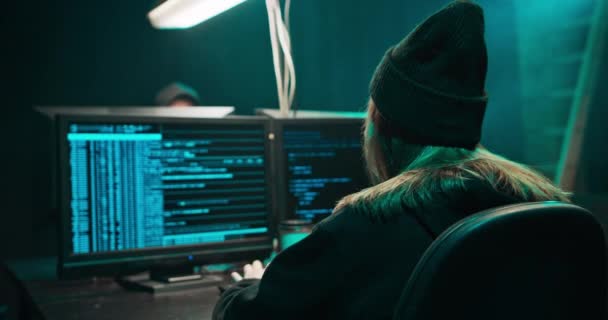 Hacker con capucha peligrosa irrumpe en servidores de datos del gobierno e infecta su sistema con una — Vídeo de stock