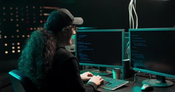 Συμπυκνωμένο και ανήσυχο Hacker φορώντας ένα φούτερ και καπάκι Σπάζοντας σε εταιρικά δεδομένα Servers από — Αρχείο Βίντεο