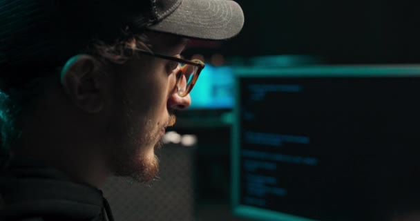 Portret van hacker draagt een hoodie probeert een beveiligingssysteem te hacken om te stelen of — Stockvideo