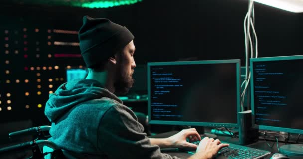 Mężczyzna haker za pomocą klawiatury do wpisania niebezpieczne złośliwe oprogramowanie do systemu bankowego Hacker włamuje się do — Wideo stockowe