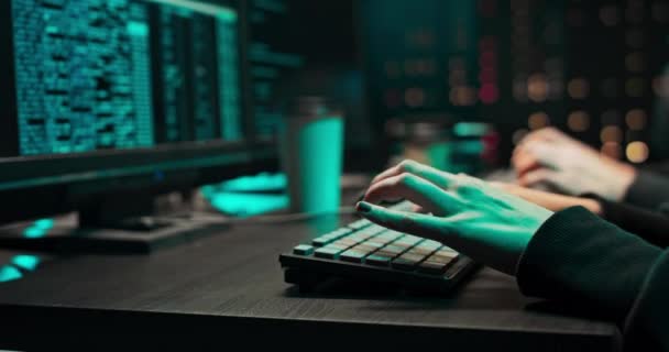 Ein internationaler Hacker arbeitet an Spyware in einem geheimen Versteck — Stockvideo
