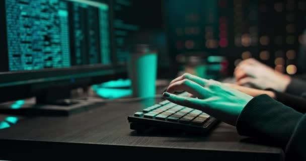 Un hacker internacional está trabajando en spyware en un escondite secreto Uno de los hackers — Vídeo de stock