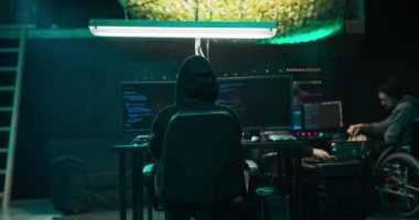 Arkasından Başlıklı Hacker 'a Çekilmiş Yeraltından Şirket Veri Sunucularına sızıyor