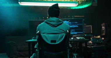 Orta yaşlı bir hacker tutuklandı, ellerini kaldırdı ve içeri girerken teslim oldu.