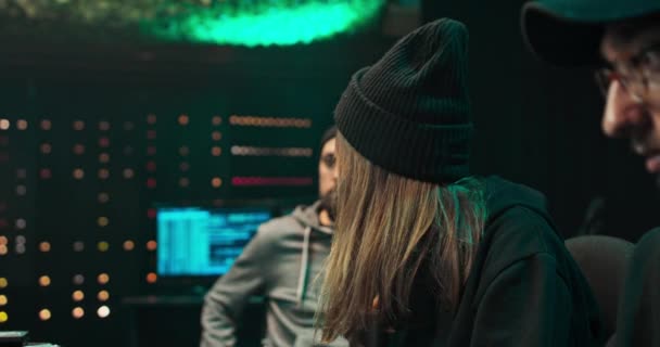 Groep van tiener hackers aanvallen Cyber Security Servers uit hun ondergrondse schuilplaats Een van hen — Stockvideo