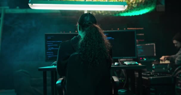 Schot van de Back to Hooded Hacker inbreken in Corporate Data Servers vanuit zijn ondergrondse — Stockvideo