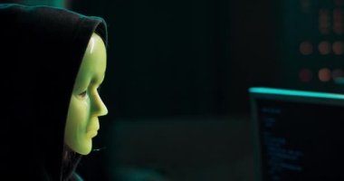 Maskeli Korsan 'ın Yakın Çekimi Küresel Ölçekte Kötü Yazılım Saldırısını Düzenledi Uluslararası Tehlikeli Arananlar