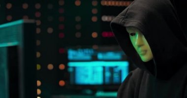 Maskeli Korsan 'ın Yakın Çekimi Küresel Ölçekte Kötü Yazılım Saldırısını Düzenledi Uluslararası Tehlikeli Arananlar