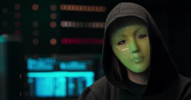 Maskeli Yüzlü Tehlikeli Uluslararası Aranan Hacker Arka plandaki Kameraya Konuşuyor