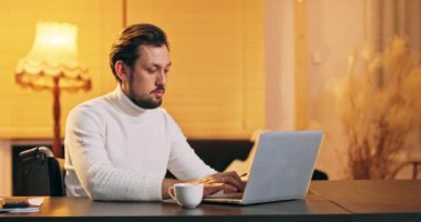 Genç Özürlü Adam Serbest Çalışan Laptop, Daktilo, Kaydırma, Sörf Ağı Kullanan Ekran Profesyoneli