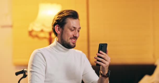 Joven hombre de negocios comunicándose por videollamada Empresario barbudo hablando mirando la pantalla del teléfono, en línea — Vídeos de Stock
