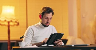 Ofiste tablet kullanarak tekerlekli sandalyedeki sıradan iş adamının portresi.