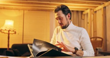 Tekerlekli sandalyedeki beyaz erkek fotoğrafçının sakallı orta yaşlı portresi.