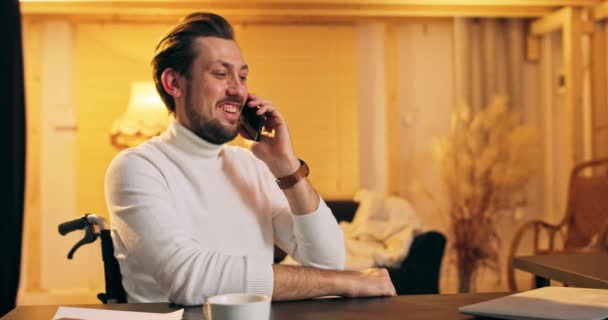 Retrato guapo hombre tener teléfono hablar interior hombre de negocios hablando en el teléfono inteligente en casa feliz — Vídeos de Stock