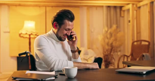 Sourire handicapé jeune homme d'affaires professionnel parlant au téléphone assis à la maison bureau, — Video