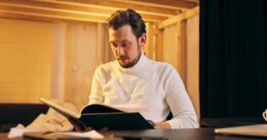 Tekerlekli sandalyedeki beyaz erkek fotoğrafçının sakallı orta yaşlı portresi.