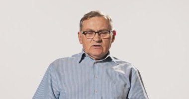 Stüdyoda beyaz arka planda röportaj, yaşlı, olgun, emekli, profesör, doktor,