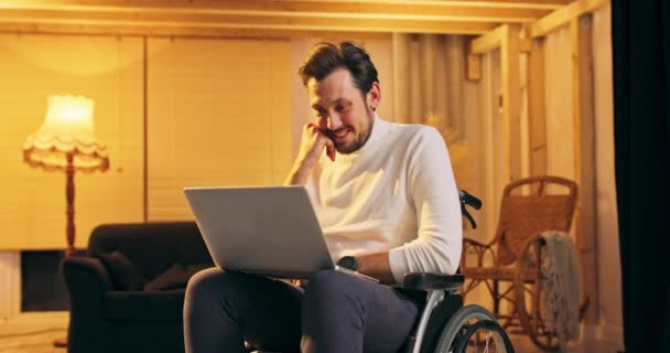 Mozgássérült üzletember tolószékben laptoppal az irodában Fogyatékkal élő vállalati ember, aki utána nehezen tud dolgozni — Stock videók