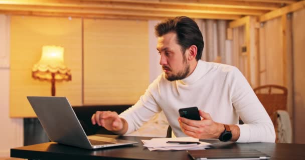 Konzentrierte Geschäftsmann Unternehmer Tippen auf dem Laptop tun Forschung Junge männliche Berufstätige mit Computer sitzen — Stockvideo