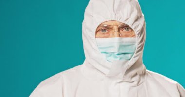 Sağlık görevlisi, koruyucu giysilerle korunan doktor, virüsten izole edilmiş tıbbi üniforma, koronavirüs koruması, bakteri kalkanı.,