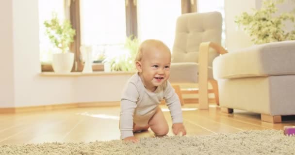 小さな、賢い、笑顔、楽しいビーバー、リビングルームのカーペットの上を這う赤ちゃん、かわいい、愛らしい、幼児 — ストック動画