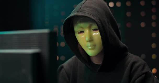 Close-up Shot of Masked Anonymous Hacker Organiza ataque de malware em escala global perigoso procurado internacionalmente — Vídeo de Stock