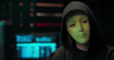 Maskeli Yüzlü Tehlikeli Uluslararası Aranan Hacker Arka plandaki Kameraya Konuşuyor