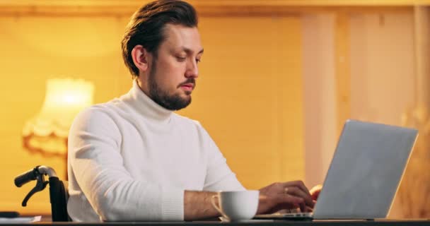 Empresario discapacitado que trabaja en el ordenador portátil en la oficina en casa Escribir profesional masculino en el teclado del ordenador portátil — Vídeos de Stock