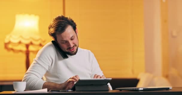 Portret de om de afaceri casual în scaun cu rotile folosind tabletă și vorbind prin telefon mobil în — Videoclip de stoc
