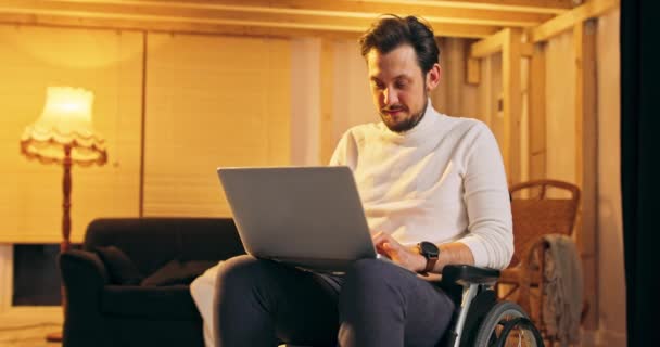Sonriente barbudo discapacitado hombre utilizando el ordenador portátil en el interior Millennial empresario usuario de tecnología móvil que trabaja en — Vídeos de Stock