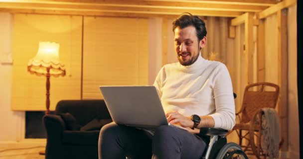 Sorrindo deficiente deficiente homem fazendo conferência videochamada no laptop Masculino profissional call center agente, — Vídeo de Stock