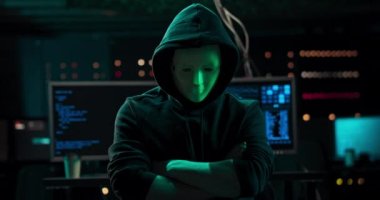 Maskeli Anonim Hacker 'ın Yakın Çekimi Küresel Ölçekte Kötü Yazılım Saldırısını Düzenledi