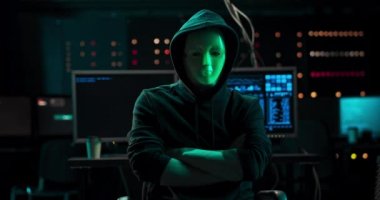 Tehlikeli Uluslararası Aranan Korsanlar Yüzü Kapalı Arka plandaki Kameraya Bakıyor