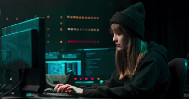 Nonconformist tiener hacker meisje met behulp van computer voor het aanvallen van zakelijke servers met malware — Stockvideo