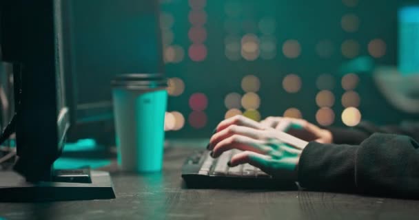 Primer plano de una joven hackers manos escribir malware en un teclado de ordenador en — Vídeos de Stock