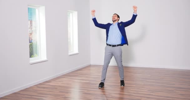 Очень счастливый брокер недвижимости счастлив и танцует, потому что он продал другой — стоковое видео