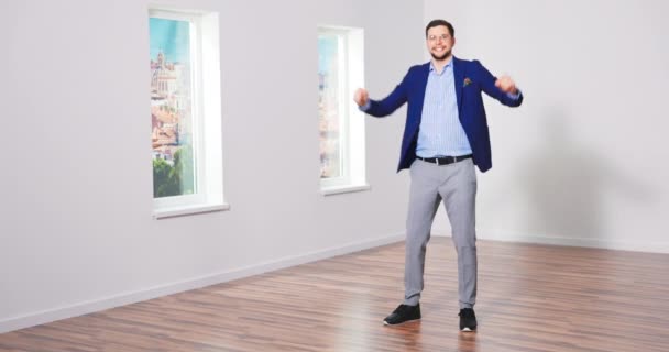 Un corredor de bienes raíces muy feliz es feliz y bailando porque ha vendido otro — Vídeos de Stock