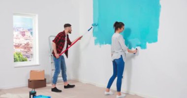 Yeni apartman yenileme odasında, mutlu, genç, melez, aile çiftlerinin portresini yakın mesafeden çekin. 