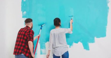 Güzel bir çift yeni dairelerini dekore eder ve aylaklık eder. Karı koca resmi yapıyor. 