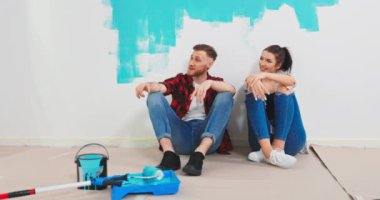 Neşeli, genç, evli bir çiftin yakın portresi selin üstüne oturur. 