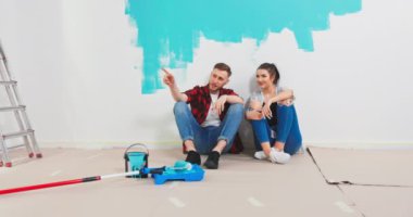 Yeni bir daire için dekorasyon arayan sevimli Amerikalı karı koca portresi. 